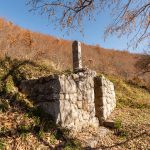 Крајпуташ Дучићима и Ракетићу у Дражевићима (фото Бојан Радојичић)