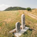 Крајпуташи Јаџићима и Недовићима у Јасенову (фото Бојан Радојичић)