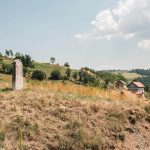 Крајпуташ Радиши Поповићу у Кућанима, Јасеново (фото Бојан Радојичић)