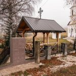 Крајпуташ Влајку и Јовану Каплановићима код цркве у Виловима, Акмачићи (фото Бојан Радојичић)