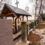 Крајпуташ Влајку и Јовану Каплановићима код цркве у Виловима, Акмачићи (фото Бојан Радојичић)