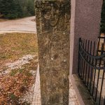 Крајпуташ Влајку и Јовану Каплановићима код цркве у Виловима, Акмачићи (фото Бојан Радојичић)