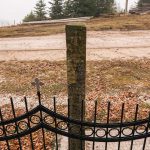 Крајпуташ Влајку и Јовану Каплановићима код цркве у Виловима, Акмачићи (фото Бојан Радојичић)