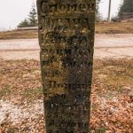 Крајпуташ Влајку и Јовану Каплановићима код цркве у Виловима, Акмачићи (фото Бојан Радојичић)