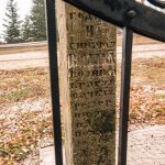 Крајпуташ Влајку и Јовану Каплановићима код цркве у Виловима, Акмачићи (фото Бојан Радојичић)