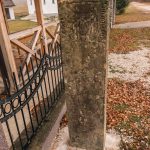 Крајпуташ Влајку и Јовану Каплановићима код цркве у Виловима, Акмачићи (фото Бојан Радојичић)