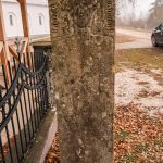 Крајпуташ Влајку и Јовану Каплановићима код цркве у Виловима, Акмачићи (фото Бојан Радојичић)