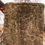 Крајпуташ Влајку и Јовану Каплановићима код цркве у Виловима, Акмачићи (фото Бојан Радојичић)