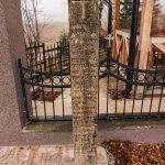 Крајпуташ Влајку и Јовану Каплановићима код цркве у Виловима, Акмачићи (фото Бојан Радојичић)