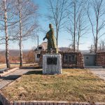 Споменик Петру Лековићу и спомен-плоча у Речицама (фото Бојан Радојичић)