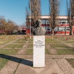 Биста у дворишту Основне школе „Петар Лековић“ у Пожеги (фото Бојан Радојичић)