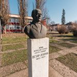 Биста у дворишту Основне школе „Петар Лековић“ у Пожеги (фото Бојан Радојичић)