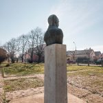 Биста у дворишту Основне школе „Петар Лековић“ у Пожеги (фото Бојан Радојичић)