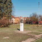 Биста у дворишту Основне школе „Петар Лековић“ у Пожеги (фото Бојан Радојичић)