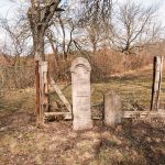 Крајпуташ Симу и Раденку Јакшићима у Мокрој Гори (фото Бојан Радојичић)