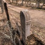 Крајпуташ Симу и Раденку Јакшићима у Мокрој Гори (фото Бојан Радојичић)